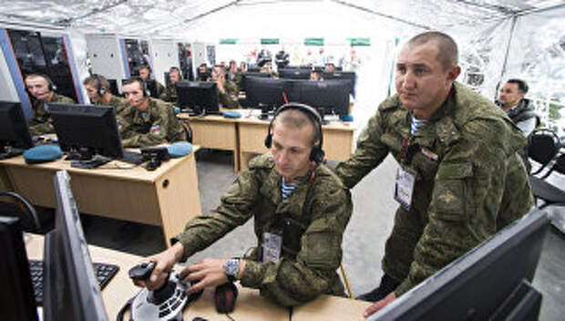 Военнослужащие занимаются на тактическом тренажере Рубеж. Архивное фото