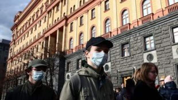Российский либерал устроил акцию протеста возле ФСБ