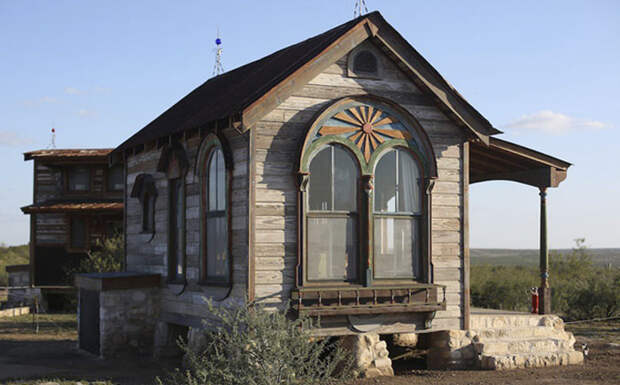 Домик с арочными окнами