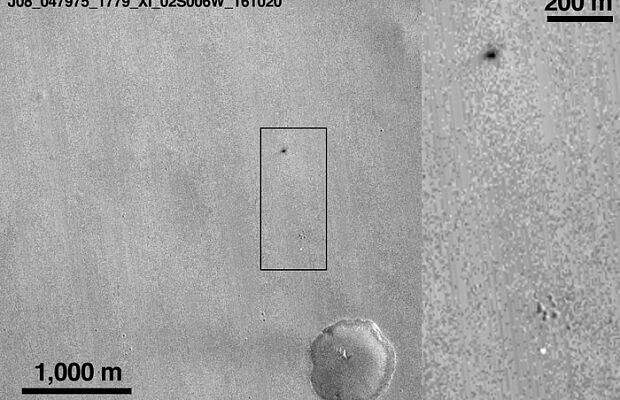 Кадр, сделанный при помощи орбитального аппарата для исследования Марса MRO: черная точка — кратер от падения модуля «Скиапарелли».