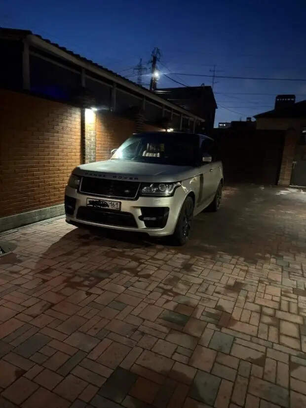 Автомобиль задержанного во дворе его дома. Автомобиль задержанного во дворе его дома.
