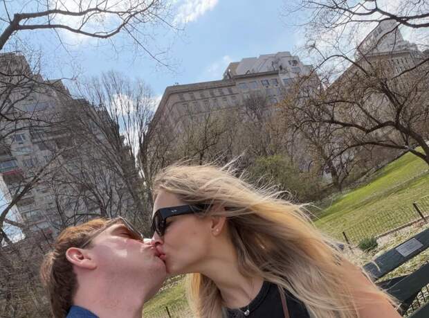 Актер Андрей Бурковский показал фото поцелуя с женой