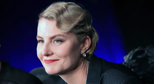 В Париже заметили Ренату Литвинову без макияжа и с растрепанными волосами