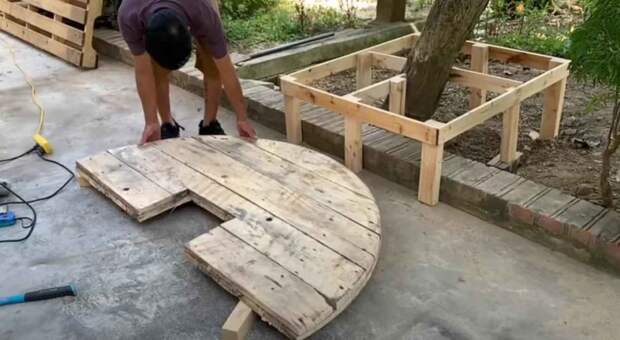 Интересная идея для дачи и сада: как сделать круглую скамейку со столиком вокруг дерева