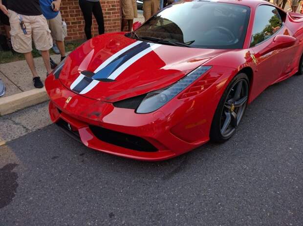 Дамочка на стареньком Мерседесе наехала на Ferrari стоимостью 300 000 баксов