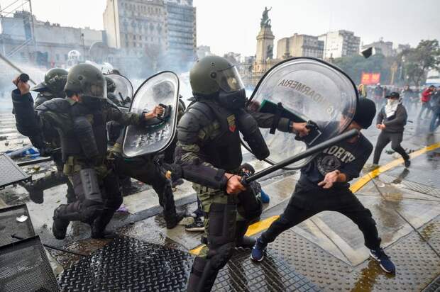 Огонь и пули. Акция протеста в Аргентине