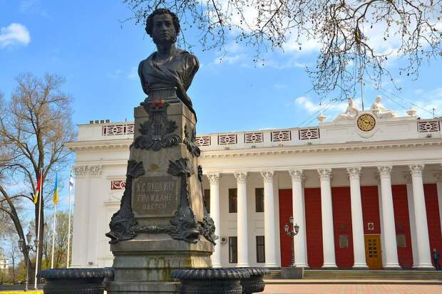 Житель Одессы предложил заменить бюст Пушкина на памятник Трампу