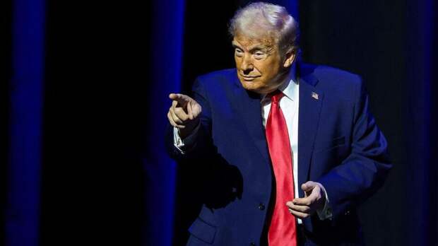 TMZ: Трамп показал средний палец и обозвал сотрудника завода Ford