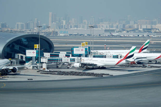 Десятки российских туристов застряли в аэропорту Дубая из-за атаки БПЛА