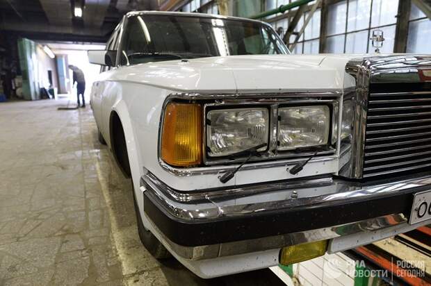 Автомобиль после реставрации на участке сборки в цехе реставрации автомобилей представительского класса на АМО ЗИЛ в Москве