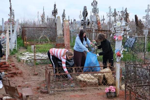 Астраханские волонтеры привели в порядок сотни могил ветеранов ко Дню Победы