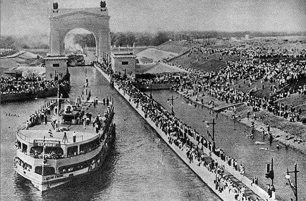 Теплоход «Иосиф Сталин» входит в Волго-Донской канал, открывая движение по новому водному пути. Фото: volfoto.ru