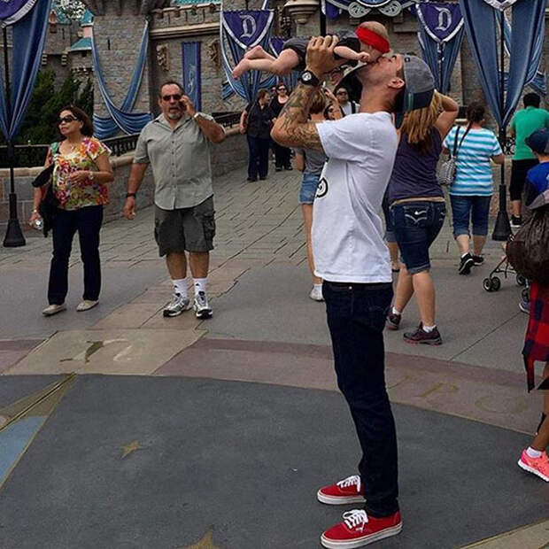 Самые привлекательные папы в Диснейленде.  Instagram: dilfs_of_disneyland.