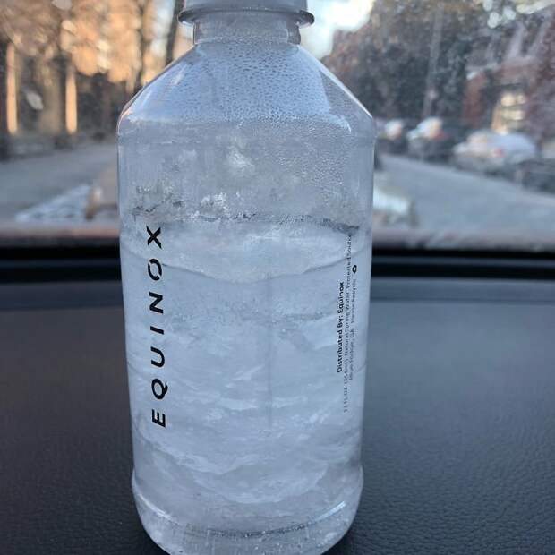27. Бутылка с водой, оставленная в машине на ночь канада, мороз, погода, сша, фото, холод, явление