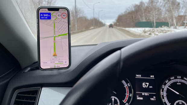 Почему спидометр и навигатор в смартфоне показывают разную скорость и каким данным надо верить