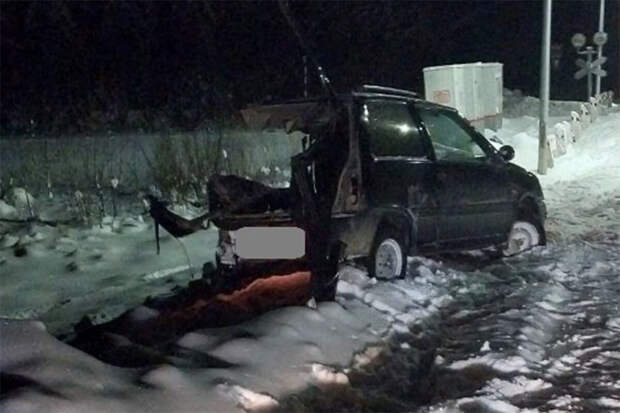 ГИБДД: поезд протаранил легковушку в Кировской области, водитель не выжил
