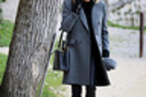 Строгий стиль первой леди не исключает сочетания сапог-милитари с деловым двубортным пальто.