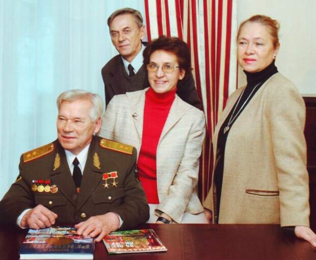 Михаил Калашников с детьми Виктором, Еленой, Нэлли. 2004. / Фото: www.izdania.unatlib.ru