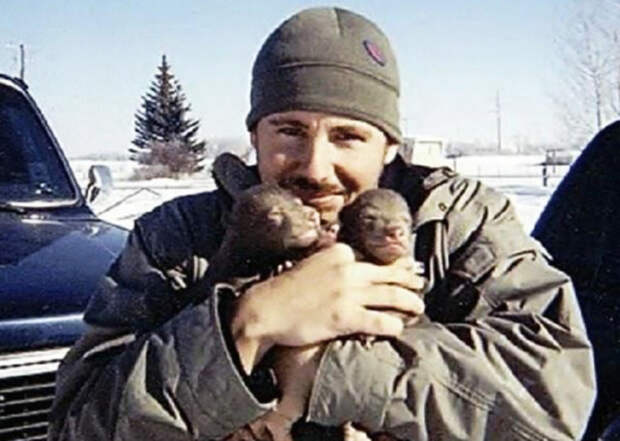 Когда-то этот мужик спас медвежонка. Теперь он вырос - и они лучшие друзья!