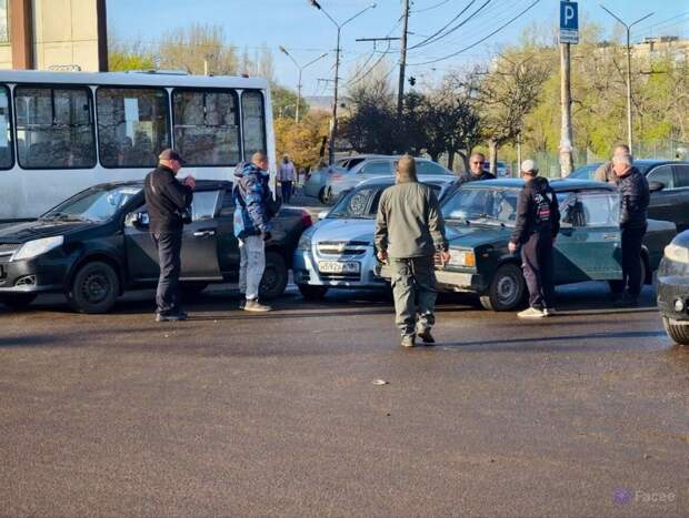 ДТП с участием трёх автомобилей на автостанции "Червоногвардейская" в Макеевке