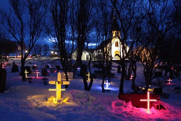 ✨ 5 завораживающих фото светящихся надгробий в Исландии
