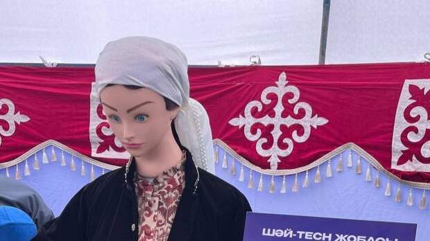 Робот-келин разливает гостям чай в в Жанаозене