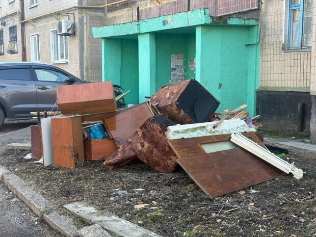 «Гаражную ярмарку» устроили жители мкрн-Зеленый прямо на клумбе у подъезда