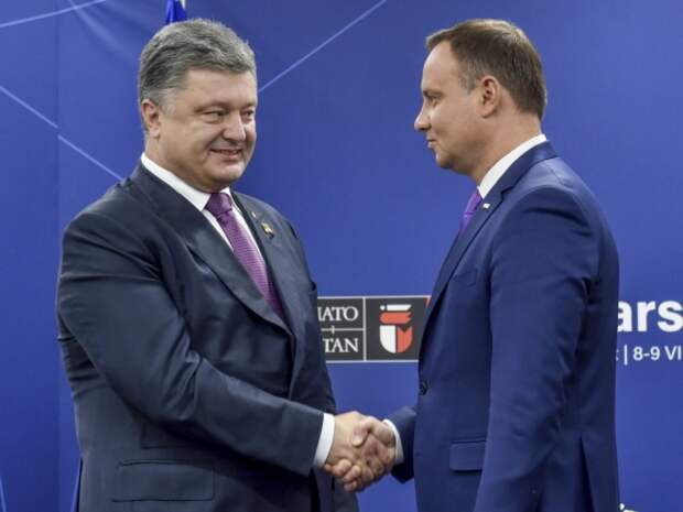Сможет ли президент Польши Анджей Дуда (справа) пожать в следующем году руку Петру Порошенко?