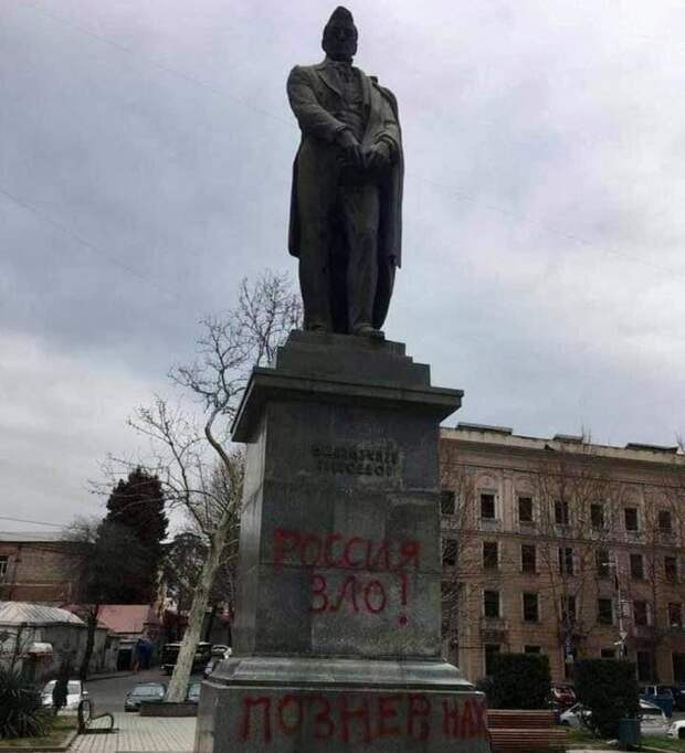 Вандалы осквернили памятник Грибоедову в Тбилиси