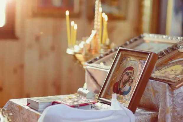 Борюсь с зевотой всю церковную службу, сдержать ее невозможно, пошла на исповедь к священнику