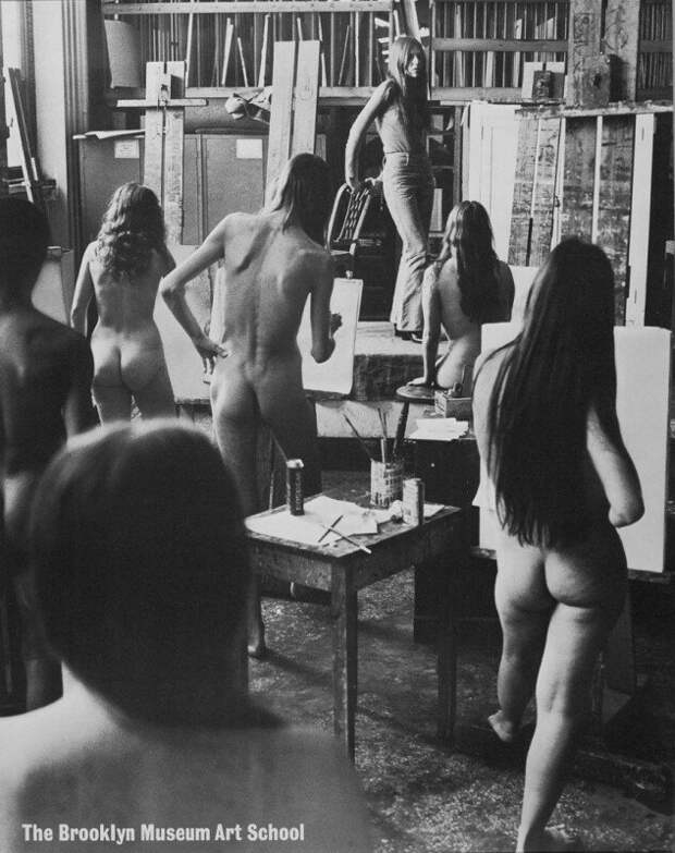 Натурщица позирует студентам художественной школы бруклинского музея. Нью-Йорк, 1974 г. история, люди, факты