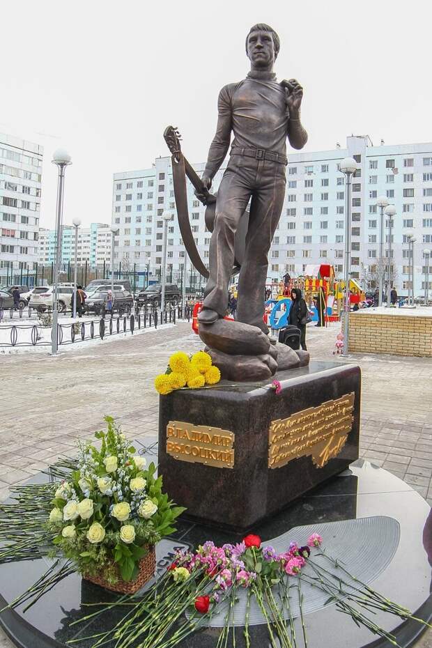 Памятник Владимиру Высоцкому в Новом Уренгое. бюсты, высоцкий, памятники