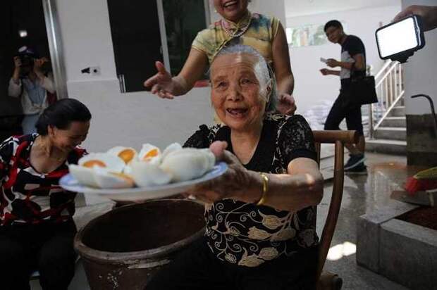 Пожилая китаянка подняла деревню онлайн продажами яиц