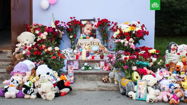 Дядя убитой в Тюмени девочки умер рядом с ее стихийным мемориалом