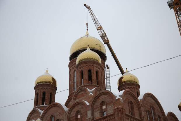 На храм на Березовой аллее установили главный купол