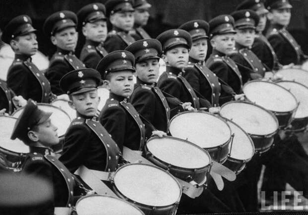 Как проходили майские праздники в Москве в 1958 году (24 фото)