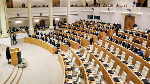 Парламент Грузии начал заседание по преодолению вето на закон об иноагентах
