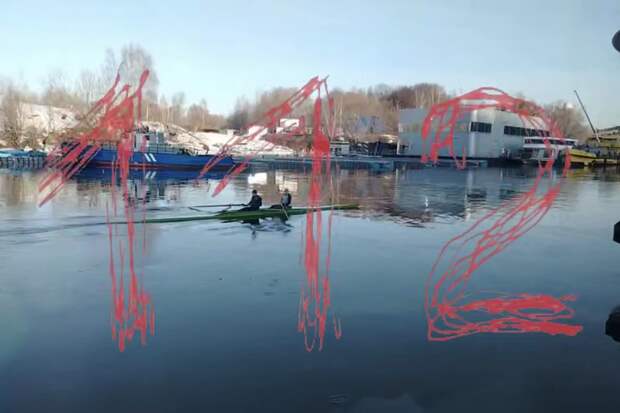 На видео сняли двух мужчин на каноэ, попавших под винты речного трамвая в Москве