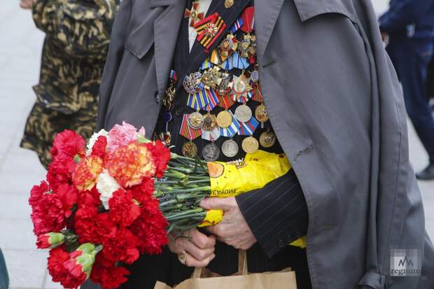 Активист Рева: в странах Балтии цветы 9 Мая понесут на пустые газоны
