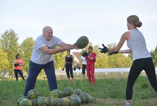 День рождения Александра Лукашенко: спорт, девушки и арбузы (5 фото)