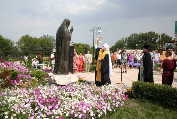 В Курчатове торжественно открыли памятник святому преподобному Серафиму Саровскому
