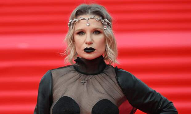 В «голом» платье и с готическим макияжем: Валерия Гай Германика с дочерью на открытии ММКФ-2026