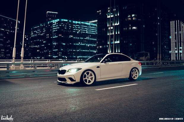 BMW M2 CS профиль автомобиля на дороге