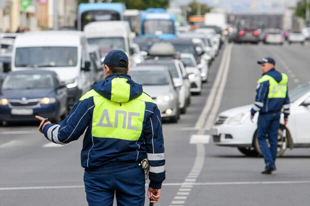 Во Владивостоке оштрафовали водителя за телефон в руке пешехода