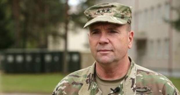 Командующий войсками США в Европе генерал-лейтенант Фредерик Бен Ходжес на базе в Адажи.