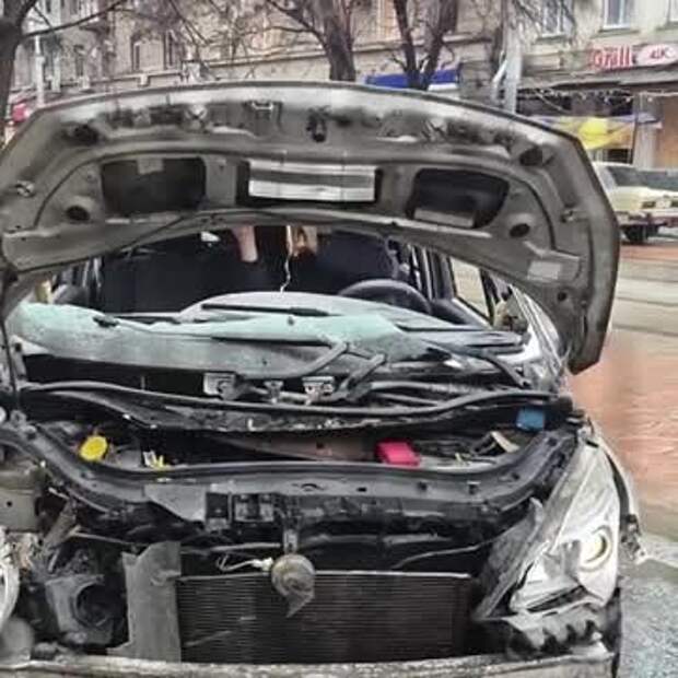 Житель Одессы завел уничтоженную после прилета машину и молча на ней поехал
