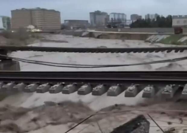 Срочно! Жителей Дагестана экстренно вывозят из сел на грузовиках - продолжается наводнение, идут оползни