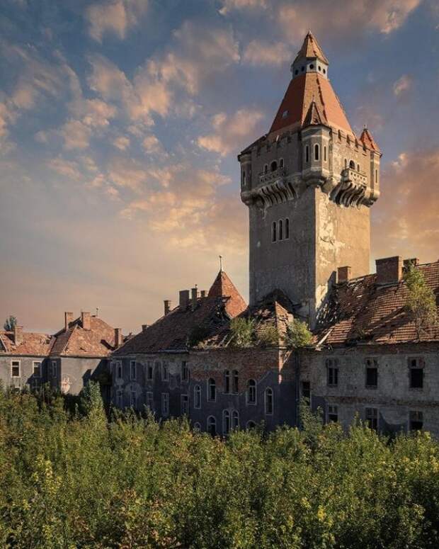 Заброшенный замок в Венгрии