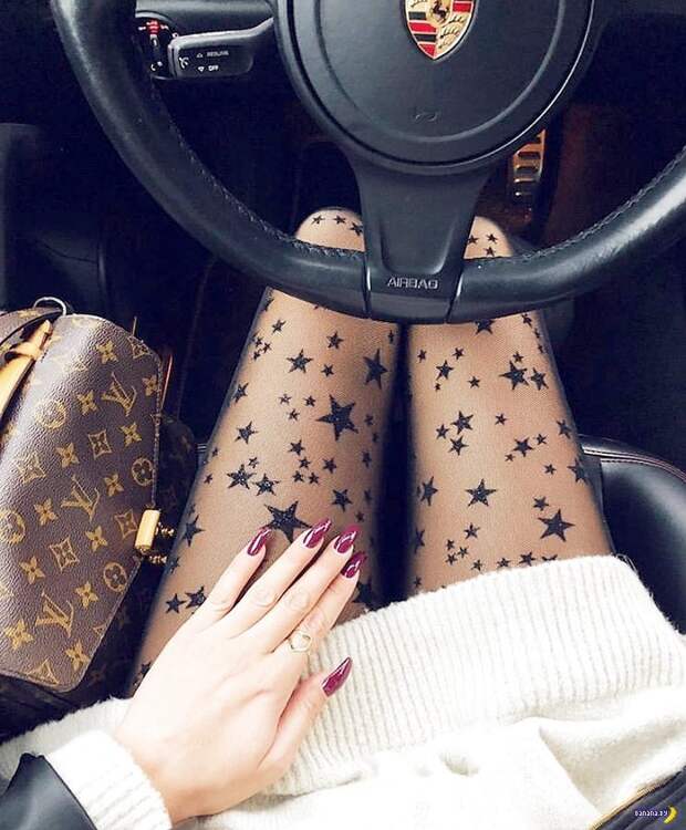 Интересный фетиш – ножки под рулём