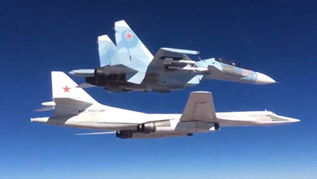 Сопровождение истребителем Су-30СМ бомбардировщика-ракетоносца Ту-160 Военно-космических сил России